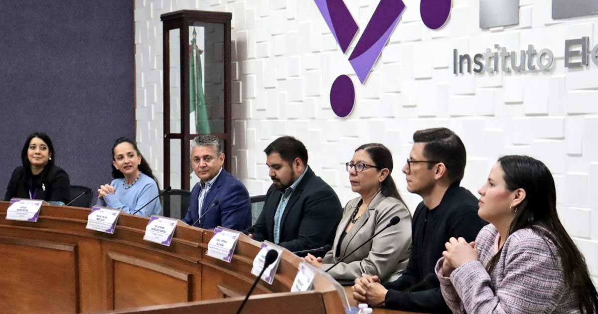 Funcionarios durante la firma de convenio en el IEC.