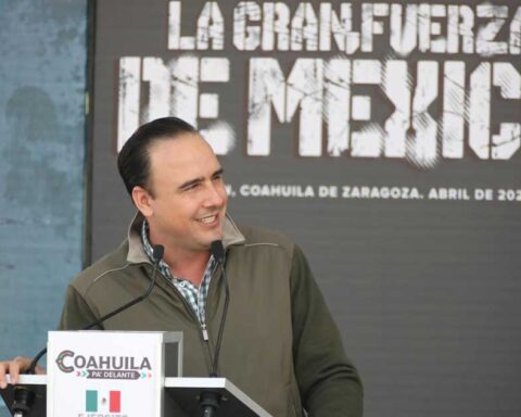 Manolo Jiménez, gobernador de Coahuila, en la inauguración de la expo militar en Torreón.