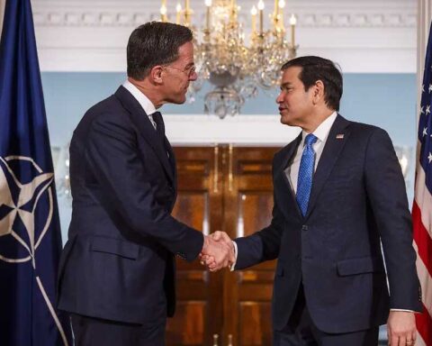 Mark Rutte, secretario general de la OTAN, dando la mano a Marco Rubio, secretario de Estado de EU, en su visita a Wasahington..