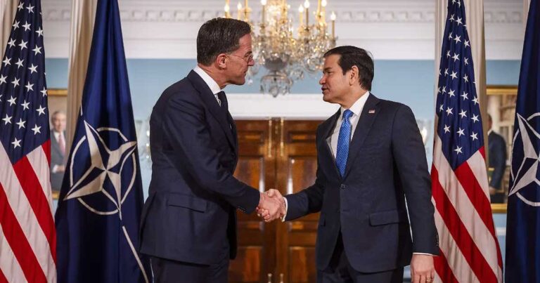 Mark Rutte, secretario general de la OTAN, dando la mano a Marco Rubio, secretario de Estado de EU, en su visita a Wasahington..
