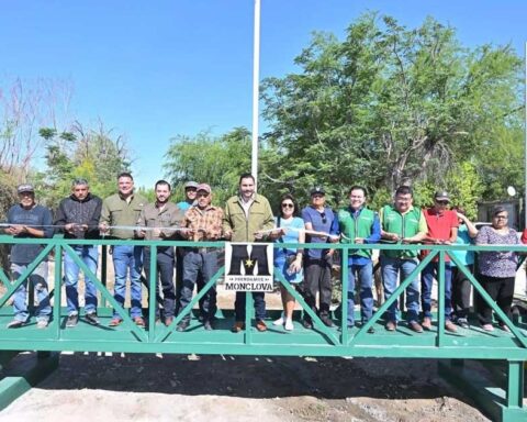 Alcalde y funcionarios inaugurando obra en Monclova.