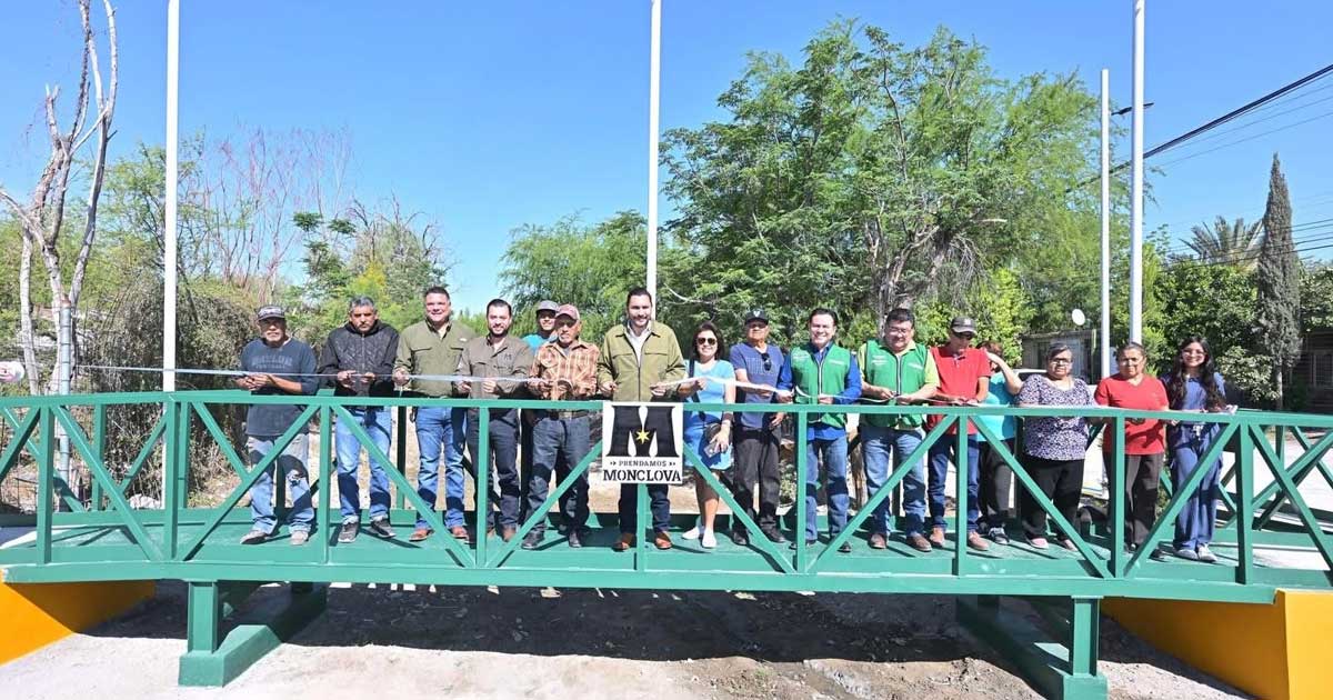 Alcalde y funcionarios inaugurando obra en Monclova.