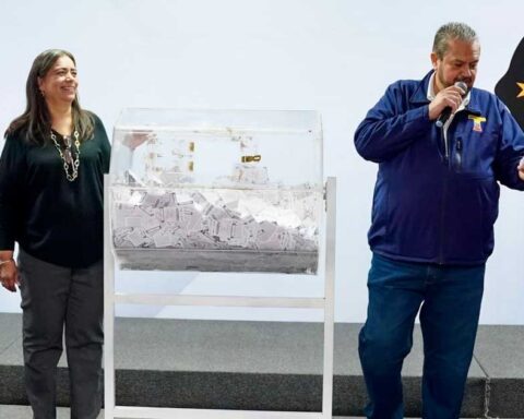 Alcalde y otros funcionarios realizando el sorteo del predial con una tómbola en Ramos Arizpe.