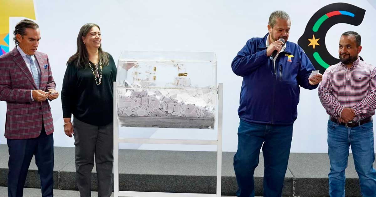 Alcalde y otros funcionarios realizando el sorteo del predial con una tómbola en Ramos Arizpe.