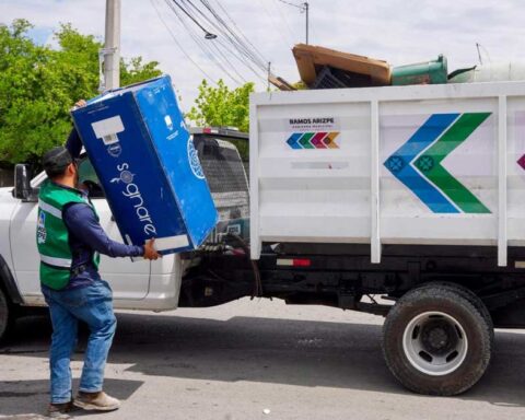 Trabajador junto con un contenedor de residuos especiales en Ramos Arizpe.