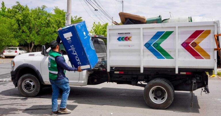 Trabajador junto con un contenedor de residuos especiales en Ramos Arizpe.