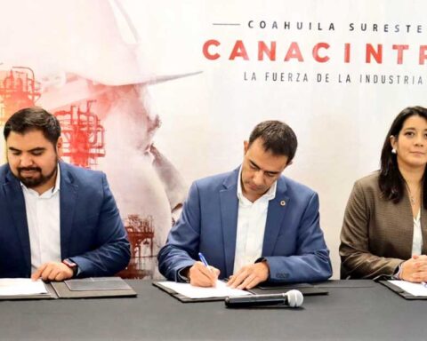 Funcionarios firmando convenio entre IEC y Canacintra Coahuila Sureste.