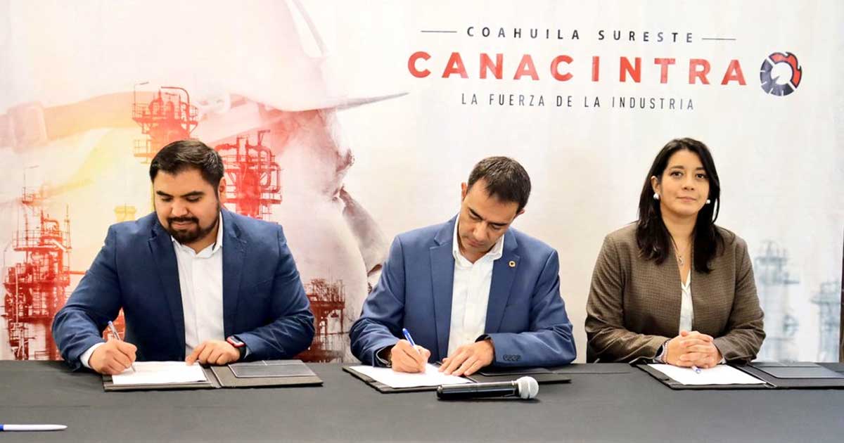 Funcionarios firmando convenio entre IEC y Canacintra Coahuila Sureste.