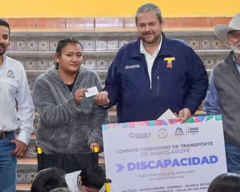 Alcalde de Ramos Arizpe entregando credenciales.