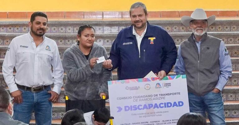 Alcalde de Ramos Arizpe entregando credenciales.