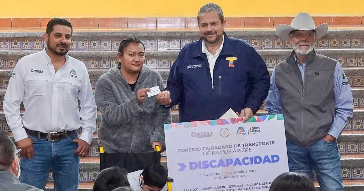 Alcalde de Ramos Arizpe entregando credenciales.