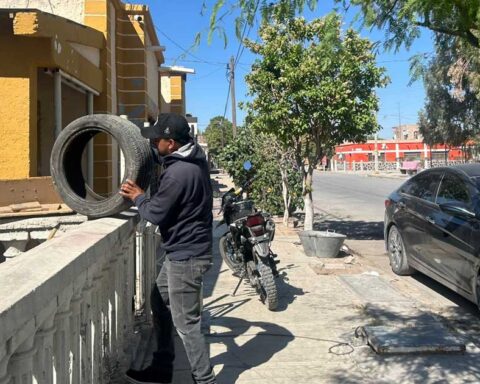 Trabajador retirando una llanta en la jornada de descacharrizacxión de San Pedro.