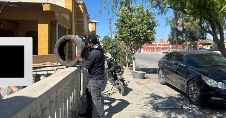 Trabajador retirando una llanta en la jornada de descacharrizacxión de San Pedro.