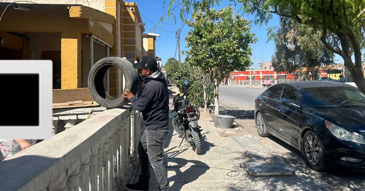 Trabajador retirando una llanta en la jornada de descacharrizacxión de San Pedro.