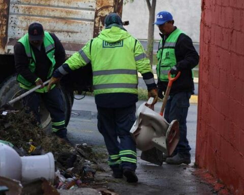 Trabajadores realizando labores de limpieza en Saltillo.