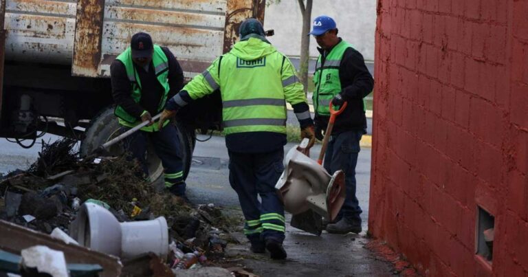 Trabajadores realizando labores de limpieza en Saltillo.