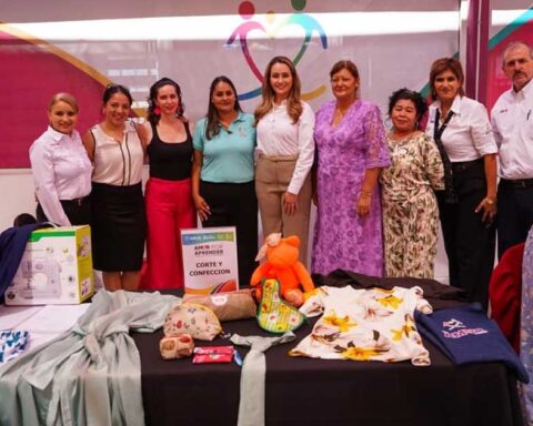 Personas en taller del DIF Saltillo.
