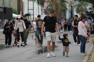 Familias caminando por el Paseo Colón en Torreón.