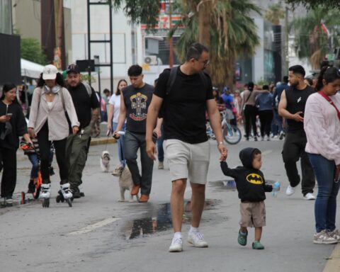 Familias caminando por el Paseo Colón en Torreón.