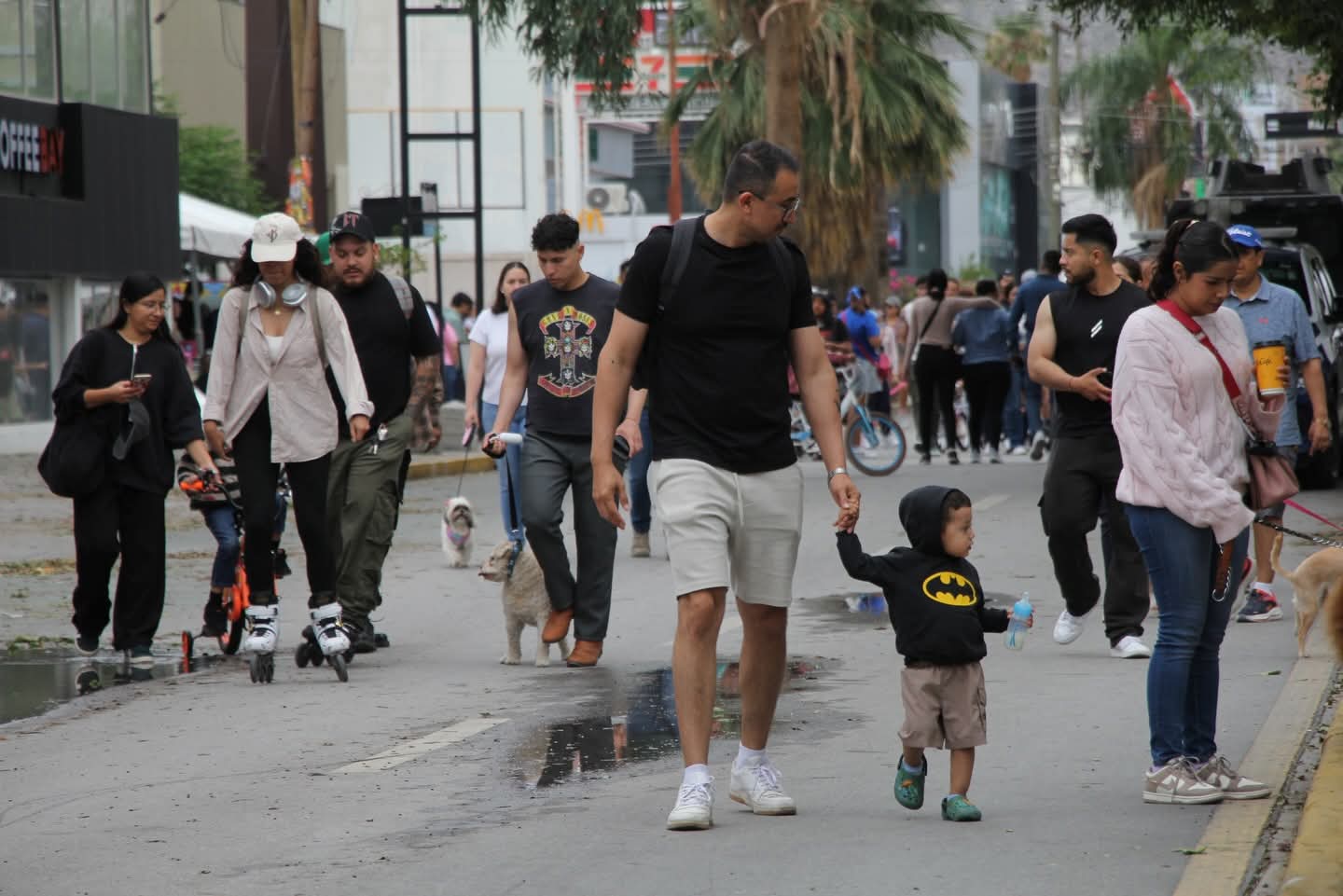 Familias caminando por el Paseo Colón en Torreón.