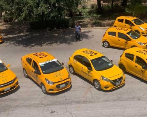 Vista aérea de varios taxis en Torreón.