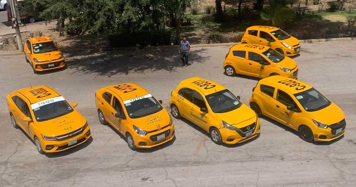 Vista aérea de varios taxis en Torreón.