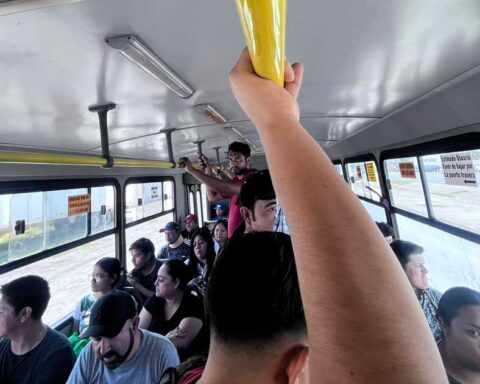 Personas dentro de transporte público en Torreón.