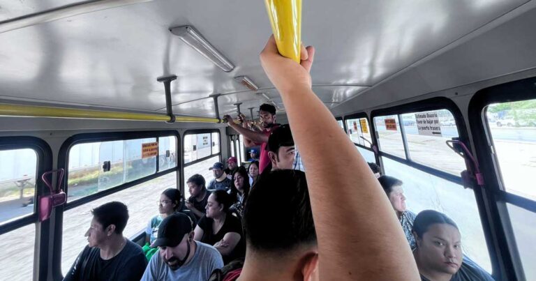 Personas dentro de transporte público en Torreón.
