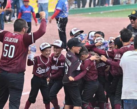 Equipo festejando al concluir el torneo de beisbol en Monclova.