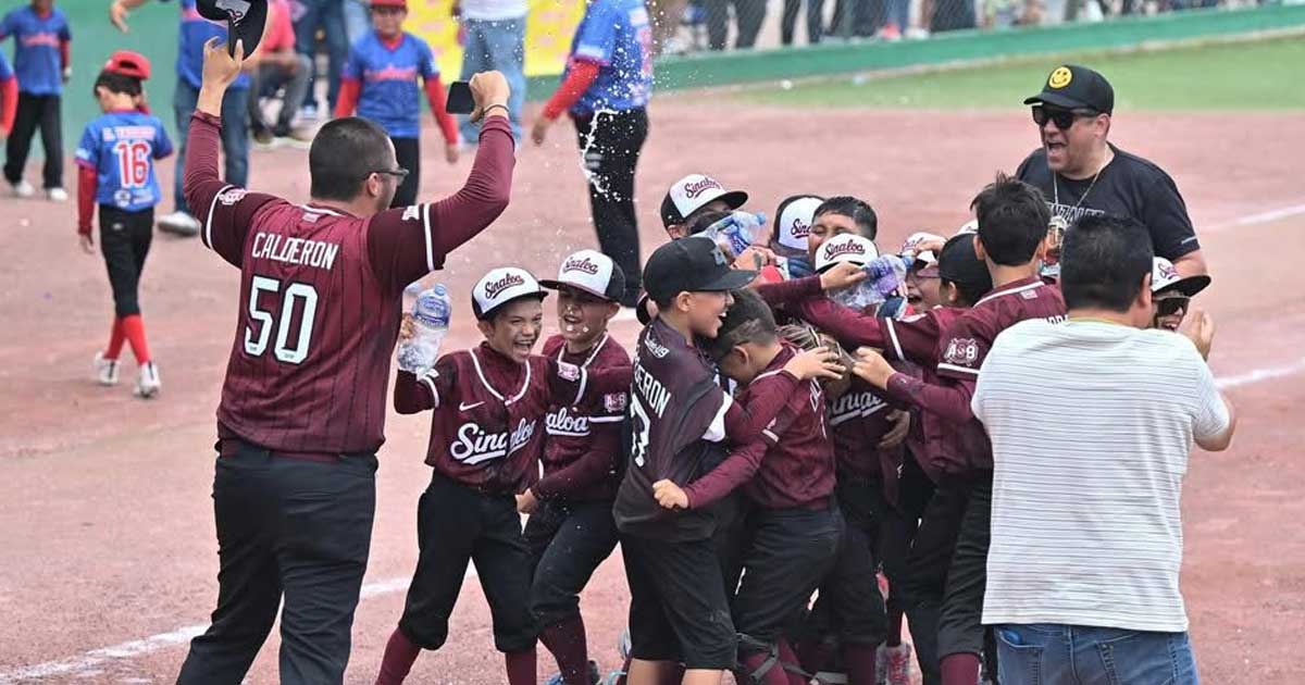 Equipo festejando al concluir el torneo de beisbol en Monclova.