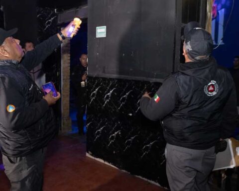 Personal gubernamental verificando condiciones dentro de un establecimiento en el centro de Saltillo.