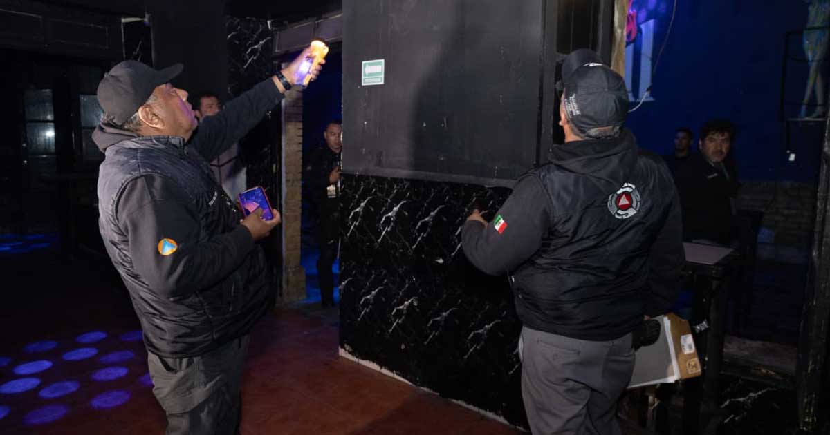 Personal gubernamental verificando condiciones dentro de un establecimiento en el centro de Saltillo.
