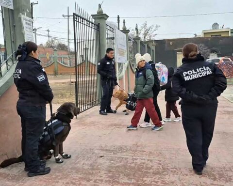 Policías municipales en el exterior de una escuela en Saltillo.