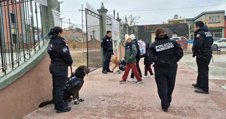 Policías municipales en el exterior de una escuela en Saltillo.