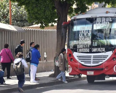 Personas subiendo a un autobús en Torreón.