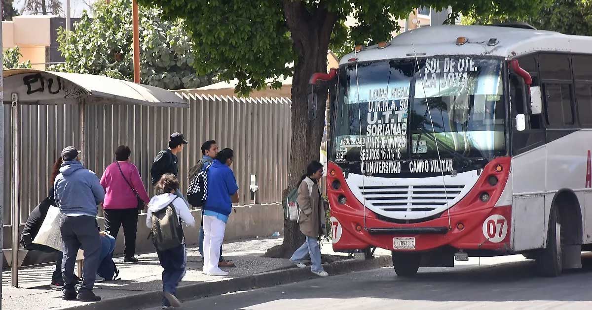 Personas subiendo a un autobús en Torreón.