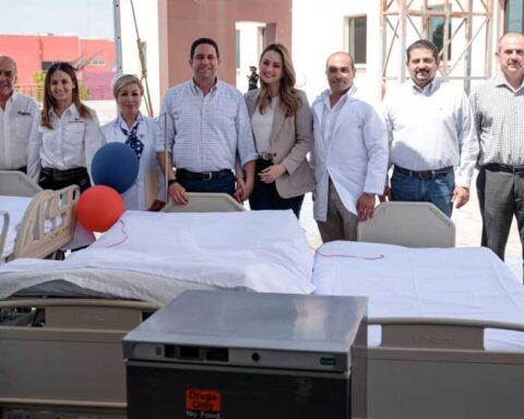 Alcalde y funcionarios recibiendo la donación de camas del Hospital General de Saltillo.