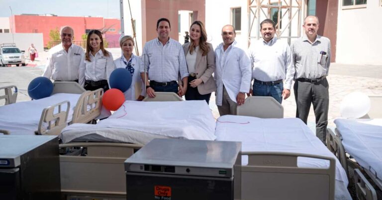 Alcalde y funcionarios recibiendo la donación de camas del Hospital General de Saltillo.