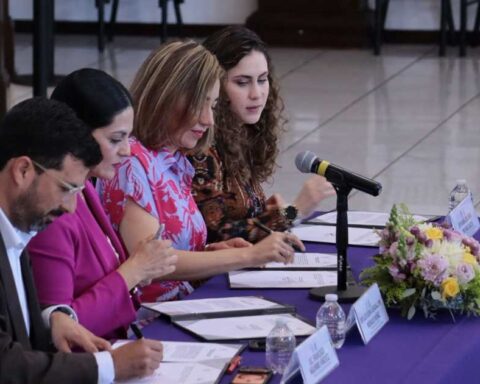 Firma de convenio en el Congreso de Coahuila.