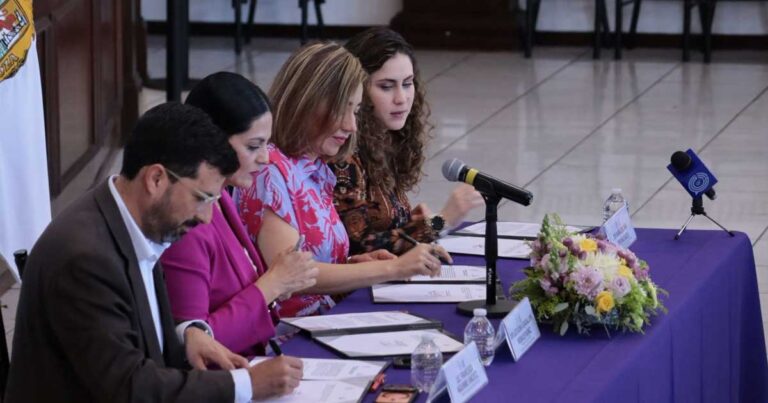 Firma de convenio en el Congreso de Coahuila.