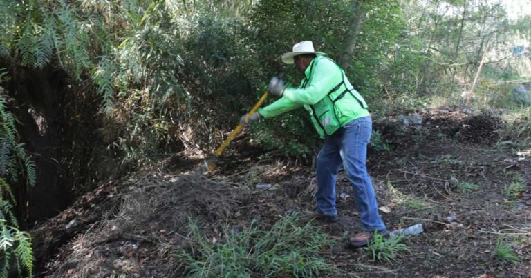 Trabajador limpiando un cauce en Saltillo.