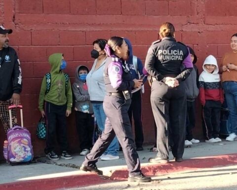 Alumnos y policías afuera de una escuela en Saltillo.