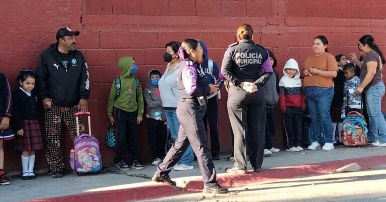 Alumnos y policías afuera de una escuela en Saltillo.