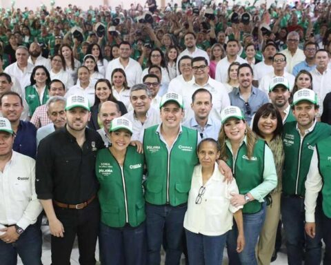 Gobernador Manolo Jiménez y fucionarios en el arranque de programa de empleo temporal.