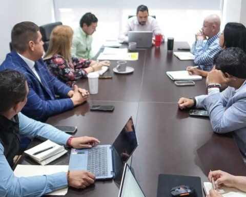 Reunión en Monclova entre el alcalde y directivops de universidades estatales de Coahuila.