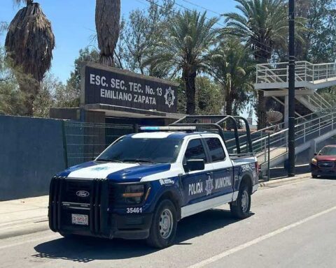 Una patrulla afuera de la escuela secundaria Emiliano Zapata en el ejido La Concha, al norte de Torreón.