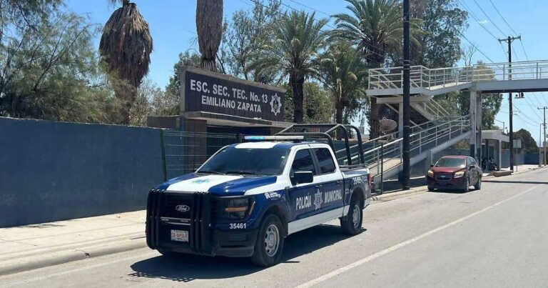 Una patrulla afuera de la escuela secundaria Emiliano Zapata en el ejido La Concha, al norte de Torreón.
