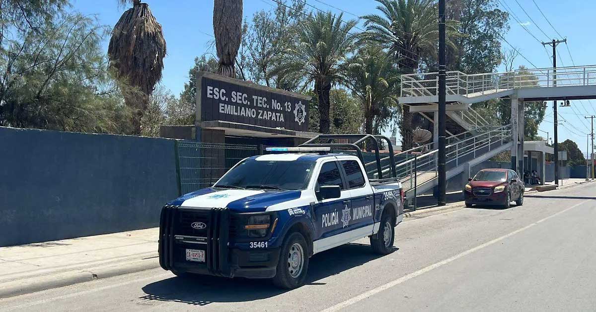 Una patrulla afuera de la escuela secundaria Emiliano Zapata en el ejido La Concha, al norte de Torreón.