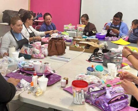 Mujeres en un taller del DIF Ramos Arizpe.