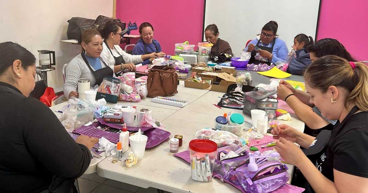 Mujeres en un taller del DIF Ramos Arizpe.